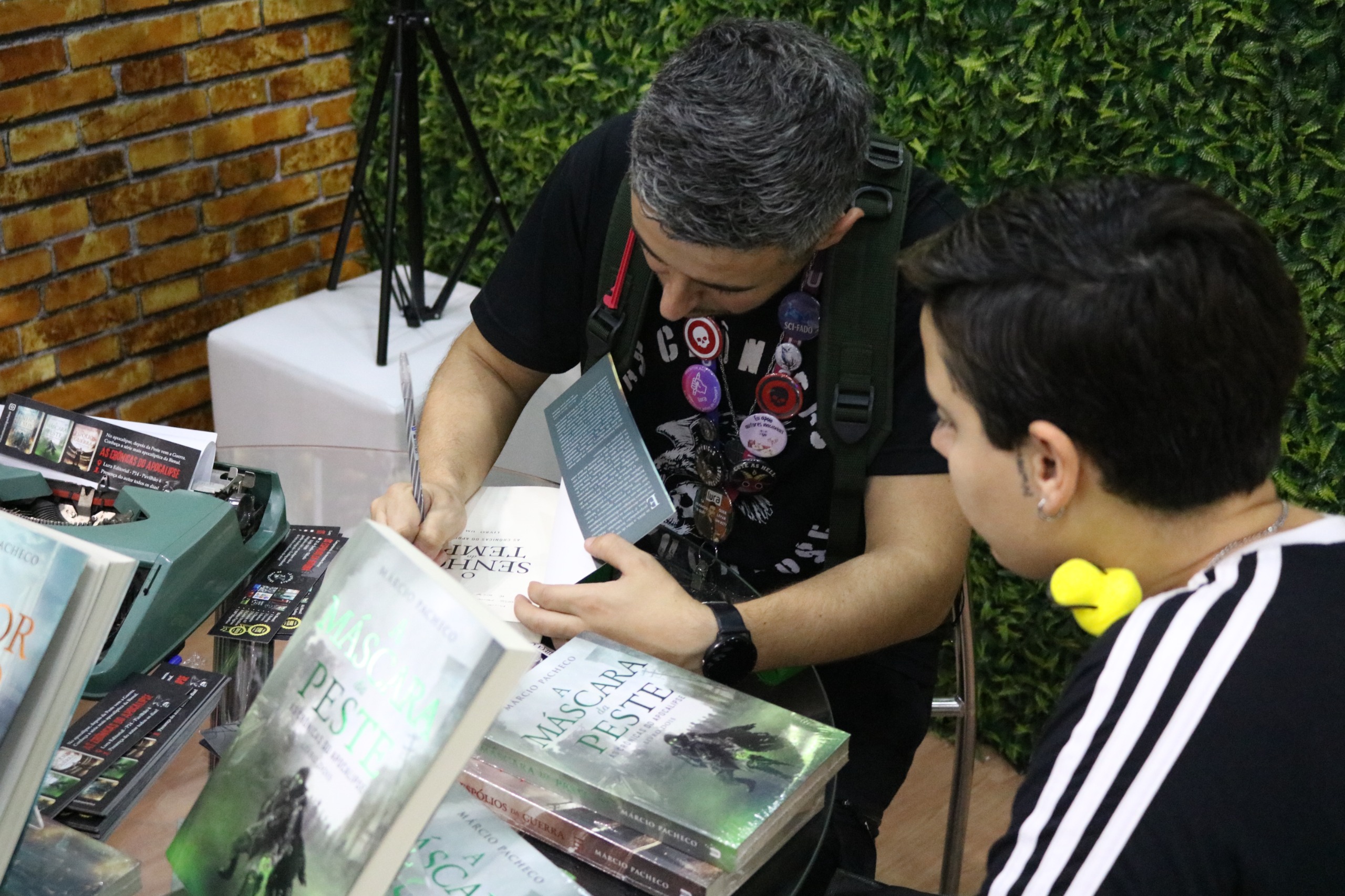 Sessão de autógrafos na Bienal