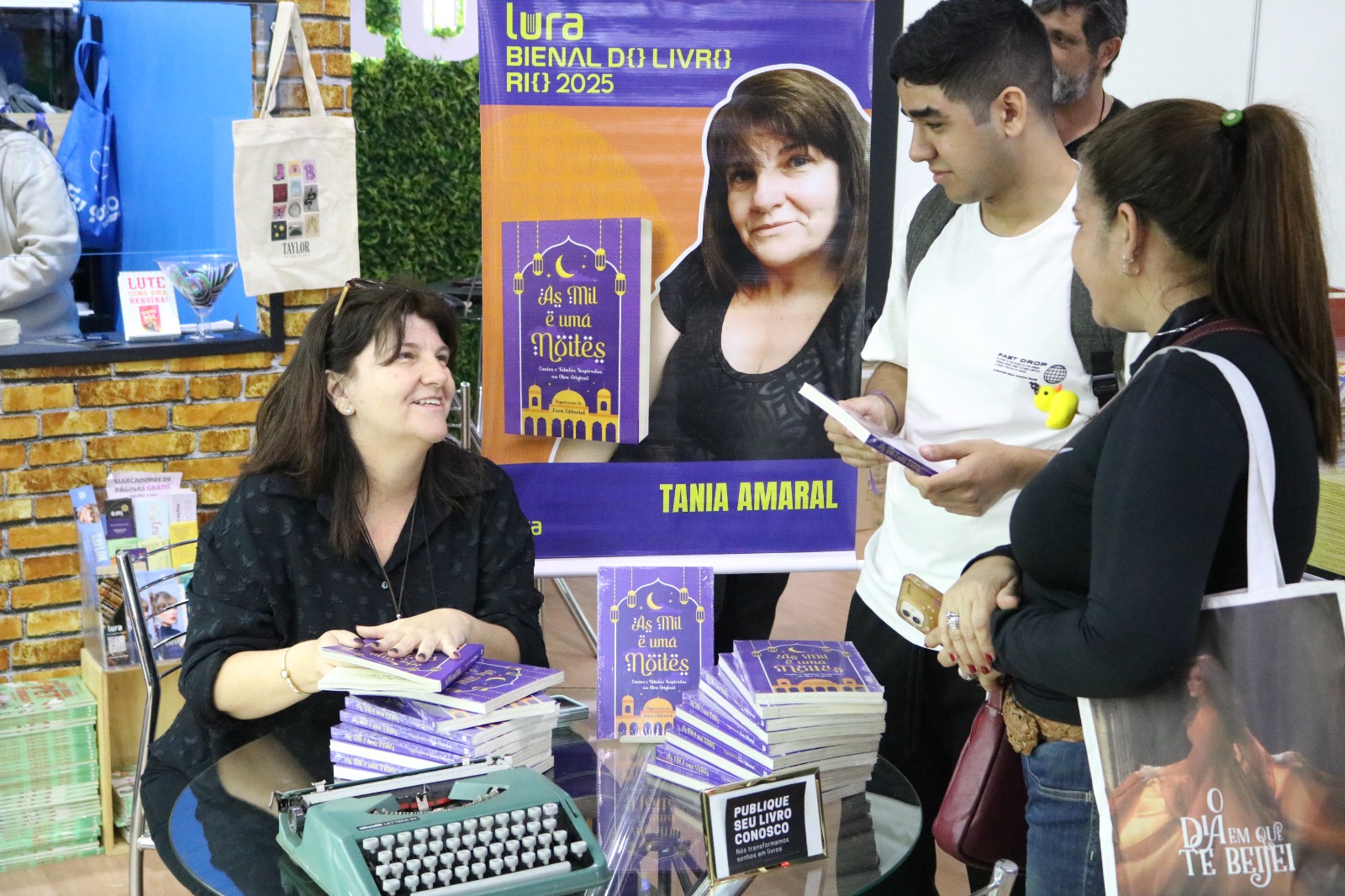 Autora assina livro na Bienal
