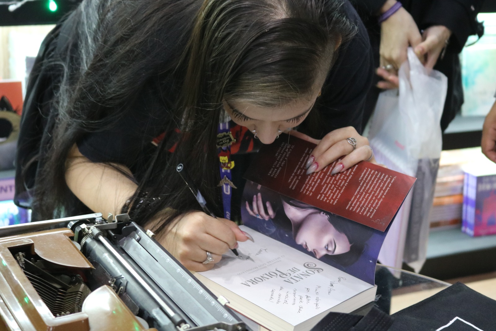 Autora com leitores na Bienal do Rio 2025